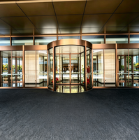 Porte tournante automatique à deux ailes en verre avec porte latérale à auvent pour entrée de centre commercial