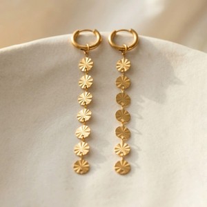 Boucles d'oreilles pendantes en acier inoxydable plaqué or véritable 18 carats, motif gravé, disque métallique étanche, avec pampilles, pour femme - Product Image 4