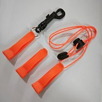 Vente en gros d'accessoires de survie en plein air sifflet d'urgence en plastique avec boucle de corde pour la randonnée et l'escalade pour les sports de plein air