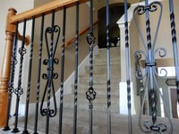 Fournisseur chinois de balustrades en fer forgé, poteaux d'escalier en fer forgé, piquets creux martelés, balustres en fer forgé pour escalier
