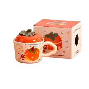 แก้วเซรามิคทรงลูกพลับ Zuo Mu พร้อมฝาปิด ทนความร้อน ใช้สำหรับกาแฟ เหมาะสำหรับเป็นของขวัญ ฤดูหนาว 2025 ลายเพ้นท์มือ - Product Image 1