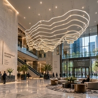 Lustre LED ondulé moderne irrégulier en aluminium et silicone sur mesure pour hall d'hôtel et projets commerciaux