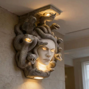 Statue en fibre de verre personnalisable, création artistique originale, représentant la créature mythologique grecque Medusa aux cheveux serpent. - Product Image 3