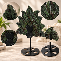 Sculpture de renard à neuf queues en cristal de zoïsite rubis de 13 cm avec support en métal noir pour la décoration intérieure