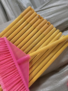 Balai à long manche à <span class=keywords><strong>prix</strong></span> d'usine, poils en PP, pour le nettoyage des sols de la maison et du jardin - Product Image 1