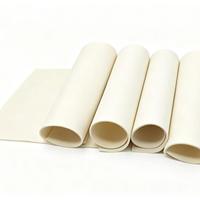 Rouleaux de feutre industriel blanc pour l'isolation thermique, l'insonorisation et l'absorption des chocs dans les machines et équipements.