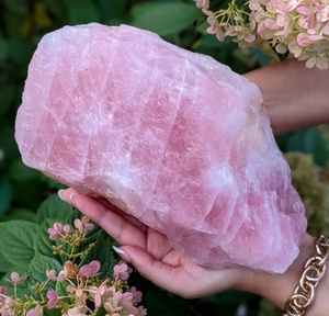 Vente en gros de spécimens de cristal rose, pierres brutes naturelles de quartz rose, pierres de cristal brutes pour la méditation et la guérison - Product Image 2