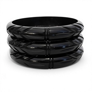 Nuevo Brazalete de Resina Roja Esculpida, Diseño Circular Artístico, Forma Redonda, Pieza de Joyería Decorativa Coleccionable para Mujer - Product Image 6