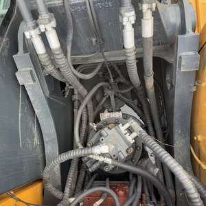 Excavatrice Hyundai R305LC 9T 30 tonnes d'occasion, pompe hydraulique Cummins, faible nombre d'heures, Tier 4 Final, prête pour la construction réglementée - Product Image 4