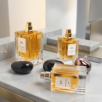 Flacon de parfum de luxe en verre carré 50ml/100ml, design rectangulaire ondulé unique, bouchon en forme de pierre ovale, pulvérisateur à pompe, article de luxe en stock