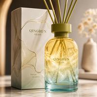 Bouteilles diffuseuses en verre coloré avec bouchons assortis, bâtonnets diffuseurs et boîtes d'emballage
