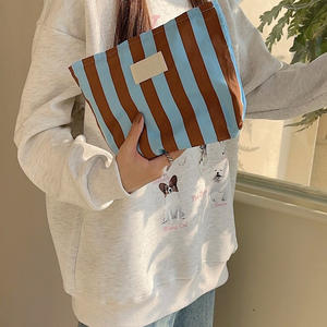 กระเป๋าเก็บของลายทางสีตัดกัน ขนาดใหญ่ น่ารัก พิมพ์โลโก้ได้  กระเป๋าเครื่องสำอาง  กระเป๋าใส่ของ  กระเป๋าคลัทช์ผ้าแคนวาส สำหรับผู้หญิง - Product Image 2