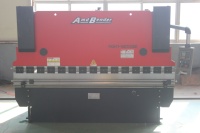 Presse plieuse hydraulique semi-automatique CNC de haute précision à moteur pour tôles d'aluminium, d'acier inoxydable et de PVC