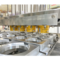 Machine industrielle automatique de remplissage, scellage et bouchage de gobelets linéaires à 4 voies pour l'emballage de produits laitiers, crème et yaourt grec