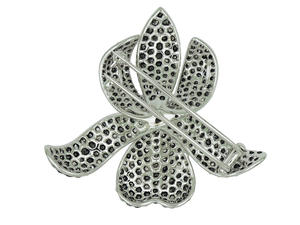 เข็มกลัดรูปดอกไม้สุดหรูหราดีไซน์ทันสมัยจากทองคำขาว 18K ประดับเพชรดำแบบ Pave และเพชรขาวตรงกลาง เครื่องประดับสุดโรแมนติก - Product Image 2