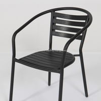 Table de bistrot d'extérieur Joye Leisure avec roulettes, structure en aluminium, chaises empilables en plastique et bois pour usage hôtelier, style contemporain