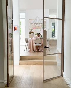 Ventana exterior <span class=keywords><strong>de</strong></span> vidrio estriado <span class=keywords><strong>de</strong></span> doble acristalamiento moderno con acabado <span class=keywords><strong>de</strong></span> hierro forjado <span class=keywords><strong>de</strong></span> acero negro Último diseño para puertas <span class=keywords><strong>de</strong></span> fibra <span class=keywords><strong>de</strong></span> vidrio <span class=keywords><strong>de</strong></span> hoteles - Product Image 1