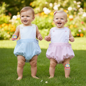 Witte romper met oogjes en strikjes op de rug voor babymeisjes, gebreide gestreepte bubbelromper voor jongens, bijpassende babykleding voor broers en zussen, pasgeboren babykleding - Product Image 1