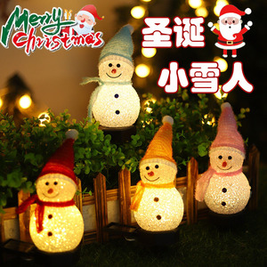 Lampes solaires de jardin en résine en forme de bonhomme de neige de Noël avec lumière LED pour décoration extérieure de fêtes - Product Image 1