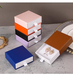 Boîte d'emballage de bijoux coulissante bicolore personnalisée en papier cartonné, couleurs violet Pantone, blanc et rose - Product Image 5