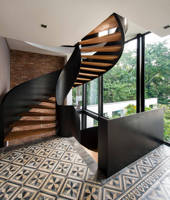 Escalier hélicoïdal courbé Tanlong avec poutre monolithique, balustrade en verre, escalier flottant moderne avec marches en bois massif