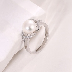 Bagues de fiançailles et de mariage KAMMY en forme de boule plaquées rhodium avec zircon vintage de luxe personnalisé et perle d'eau douce de 8 à 8,5 mm pour femmes - Product Image 3