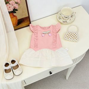 Abito Estivo 2026 per Bambina Stile Fresco con Maniche a Volant, Pizzo a Ciliegia e Orlo Arricciato - Product Image 4