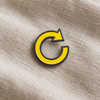 Épinglette en émail personnalisée à motif de coche à carreaux verte, badge de revers en métal pour la reconnaissance des équipes et les cadeaux d'entreprise