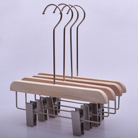Cintres en bois massif pour pantalons et jupes avec pinces en acier robustes réglables et patins antidérapants pour jeans, pantalons et vente au détail (vente en gros)