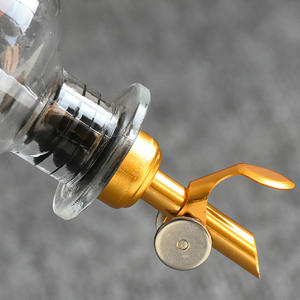 Versatore per Olio d'Oliva in Metallo dal Design Unico e Pratico - Product Image 6