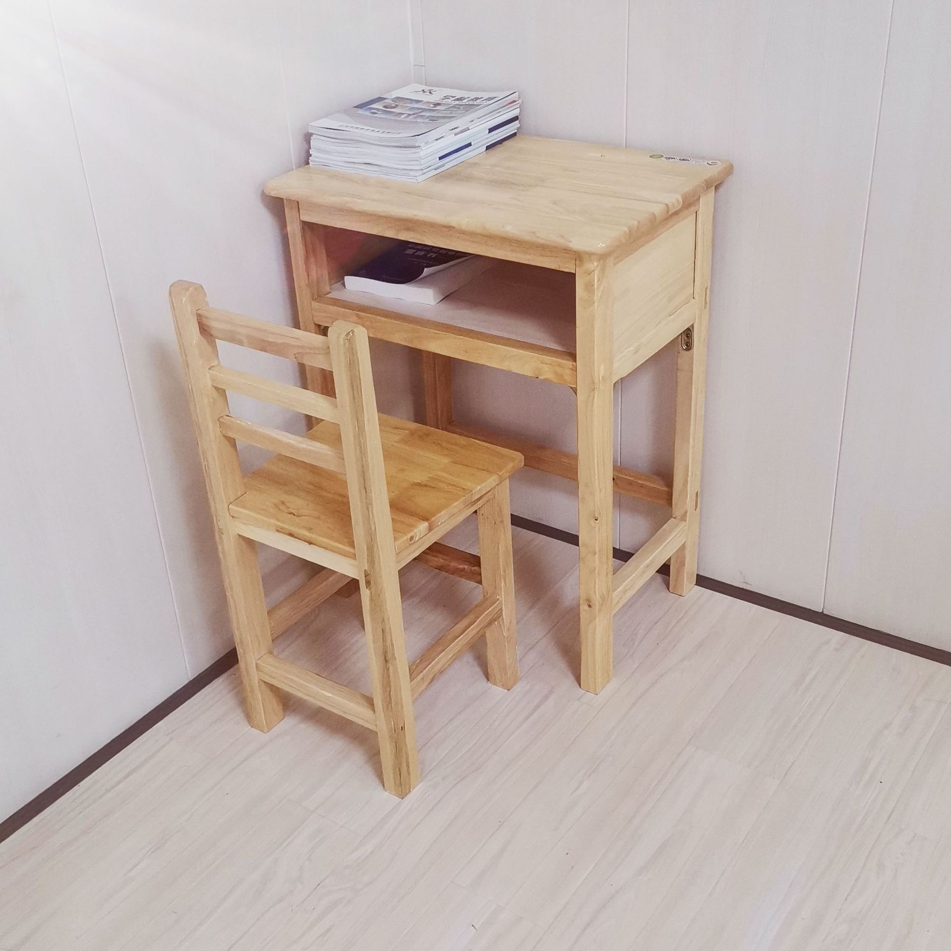 Table et chaise simples en bois massif