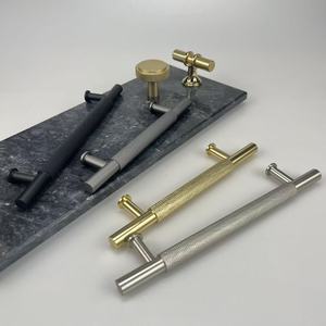Poignée de tirage moletée en aluminium AJ HANDLE-T BAR pour porte d'armoire de cuisine, finition laiton brossé, chrome, ou bronze canon - Product Image 2