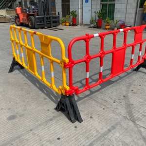 Barrière de circulation jaune en PEHD de 2 m avec protection IP65 et réflecteur prismatique haute intensité pour le contrôle temporaire des foules - Product Image 6