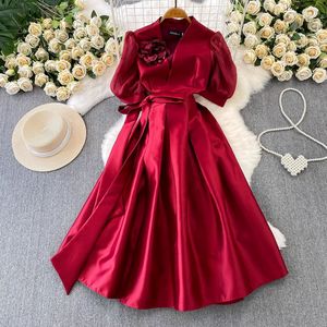 Robe plissée élégante transfrontalière à col en V et manches bouffantes avec décoration florale en 3D, taille ajustée amincissante pour femme - Product Image 6