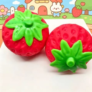 Juguete Blandito Gigante de Fresa, Tamaño Extra Grande, Juguetes Antiestrés de Fresa de Levantamiento Lento, Bola Moldeable para Aliviar el Estrés, Regalos para Adultos y Amigos - Product Image 3