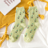 En stock hiver mignon chaussettes floues corail polaire fruits équipage chaussettes intérieur sol dormir filles chaussettes chaudes pour les femmes