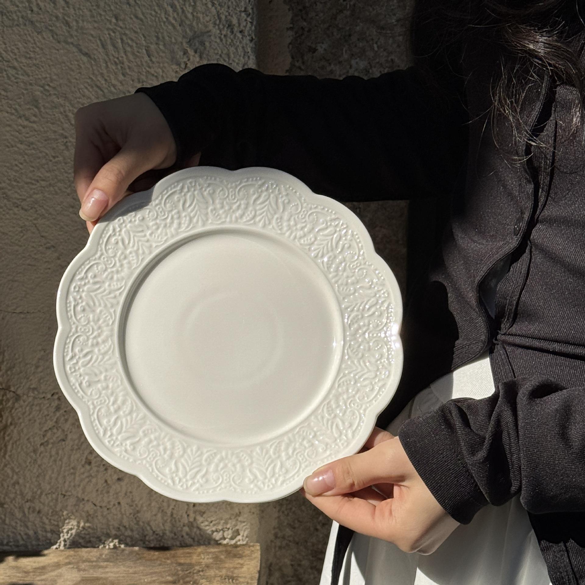 Assiette 20 cm motif relief feuille et pétales de fleur blanche