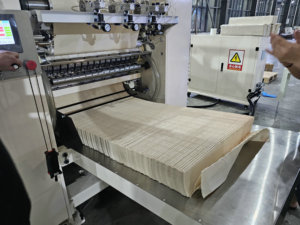 Machine automatique XINYUN à bon prix pour la fabrication <span class=keywords><strong>de</strong></span> serviettes en papier pliées en V et <span class=keywords><strong>de</strong></span> mouchoirs, 380V, 80-110m/min, à vendre - Product Image 5
