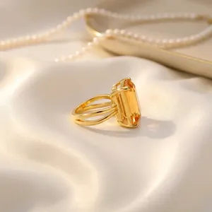 Anillo de lujo para mujer con citrino, corte octogonal, chapado en oro amarillo, engaste de tensión, estilo geométrico - Product Image 1