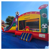 Château gonflable combiné avec toboggan aquatique sur le thème des camions de pompiers pour les événements estivaux
