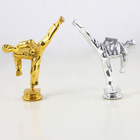 Offre Spéciale trophée tasse haut accessoires doré figurine en plastique trophée pièces figurine en forme de taekwondo