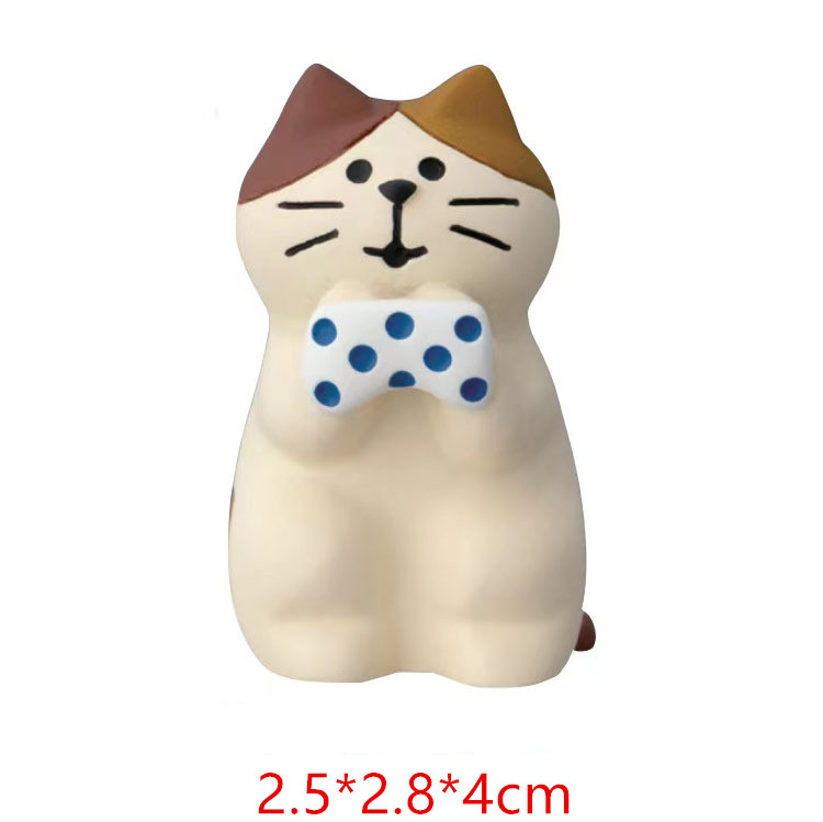 Chat à récurer la serviette à pois bleus