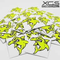 Pegatina de vinilo reflectante multicapa resistente al agua y a los rayos UV, calcomanía de tiburón sonriente satánico de dibujos animados troquelada de 12 cm para ventana de motocicleta