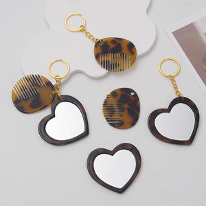 Creativo multifuncional transfronterizo espejo en forma de corazón peine llavero colgante lindos accesorios de maquillaje para el día a día - Product Image 1