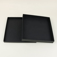Boîte cadeau rigide de luxe noire personnalisée en carton avec couvercle et base, gaufrage, pelliculage mat et revêtement UV pour la vente en gros