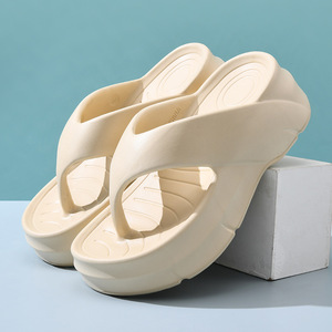 Sandales d'été confortables et antidérapantes pour femmes Guru en EVA, couleur blanc cassé, avec design bouche de poisson et talon compensé - Product Image 2