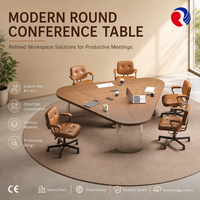 Table de réunion exécutive avec profil incurvé, modules utilitaires intégrés et configuration de sièges flexible