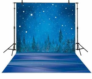Sfondo fotografico con cielo notturno stellato blu e foresta di pini, sfondo fotografico con foresta invernale per decorazioni per feste in studio, in vinile - Product Image 1