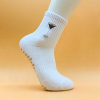 Chaussettes Pilates solides en coton de haute qualité avec logo brodé absorbant la sueur antidérapant hautement élastique pour les sports de plein air