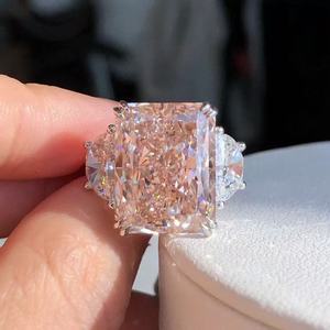 Anello di Fidanzamento con Tre Pietre di Diamanti Rosa Sintetici Taglio Radiant da 1ct e 10ct Certificati IGI, <span class=keywords><strong>in</strong></span> <span class=keywords><strong>Oro</strong></span> <span class=keywords><strong>Bianco</strong></span> 18K - Product Image 4